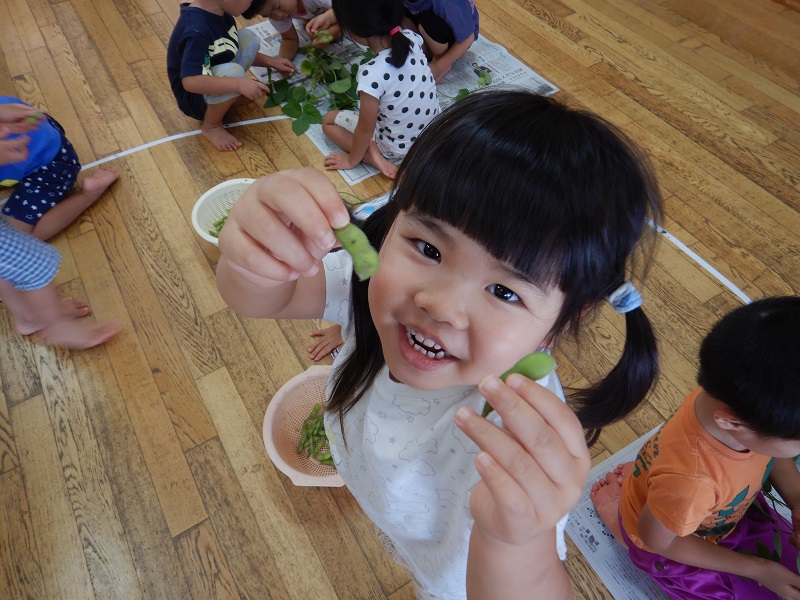 枝豆を取る女の子