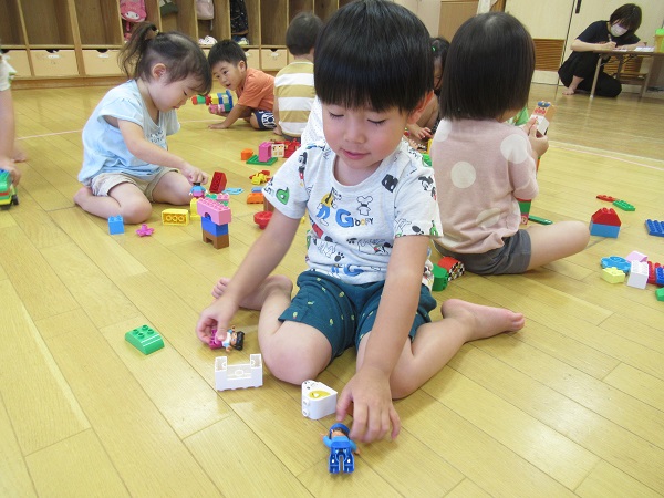 ブロックで遊ぶ男の子