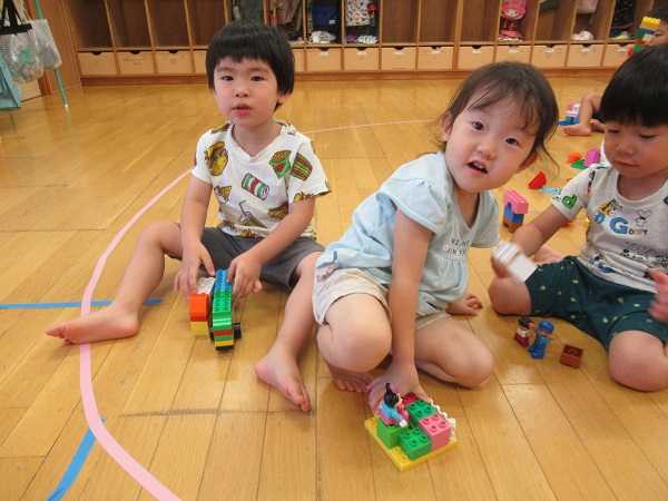 ブロックで遊ぶ子どもたち