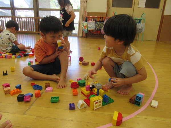 ブロックで遊ぶ子ども