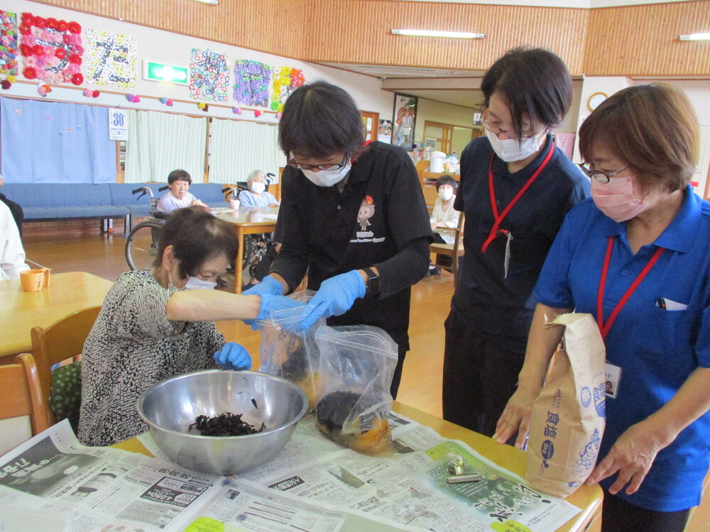 梅とシソを詰めている様子