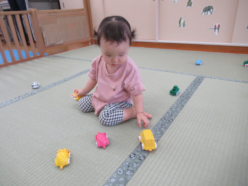 女の子が車で遊ぶ