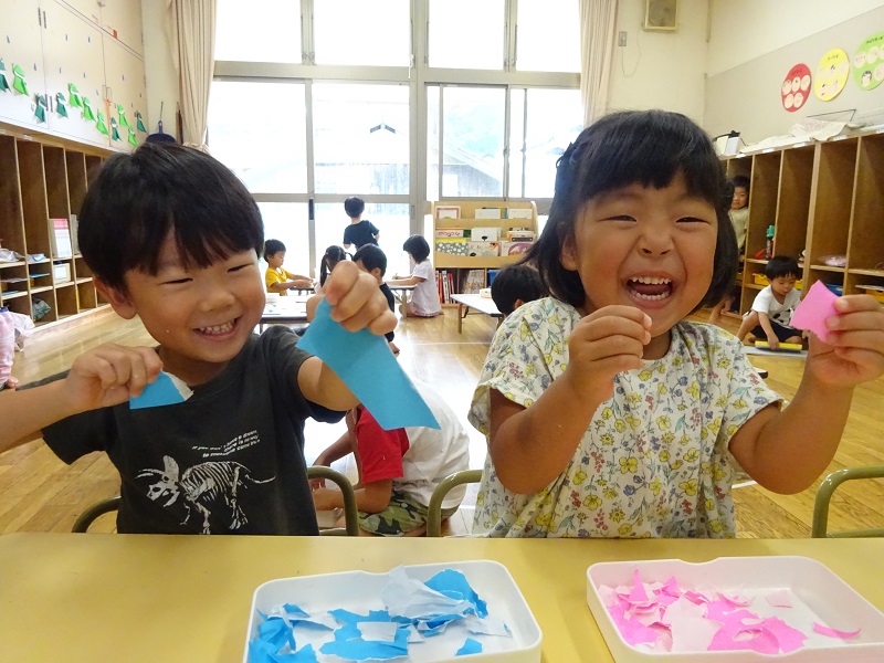 折り紙をちぎる子ども