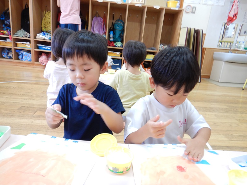 折り紙を貼る子どもたち