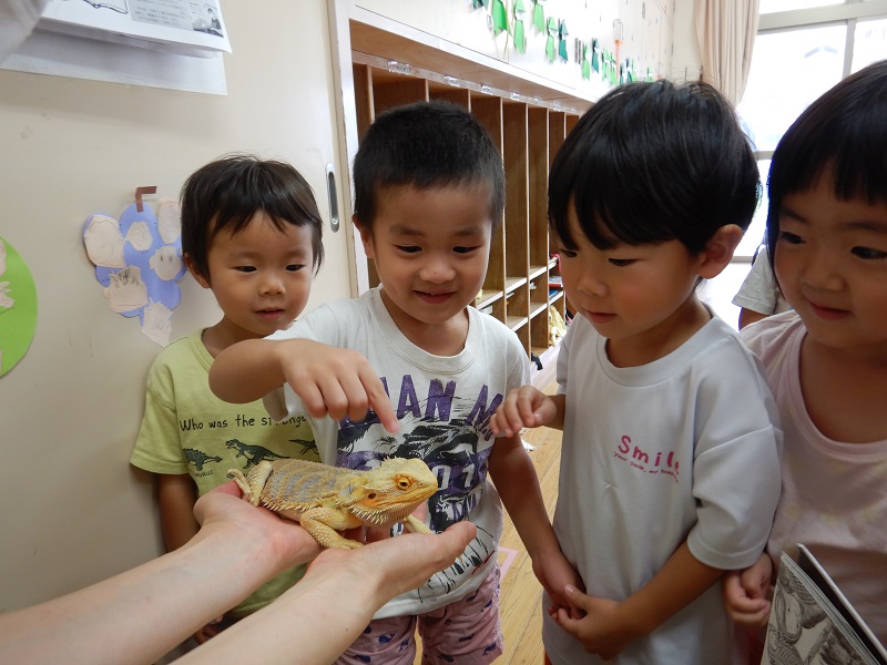 トカゲをみる子どもたち