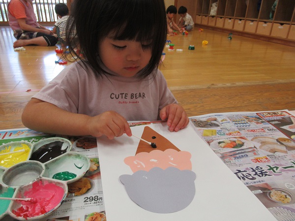 アイスクリームに綿棒を使って模様を描いている