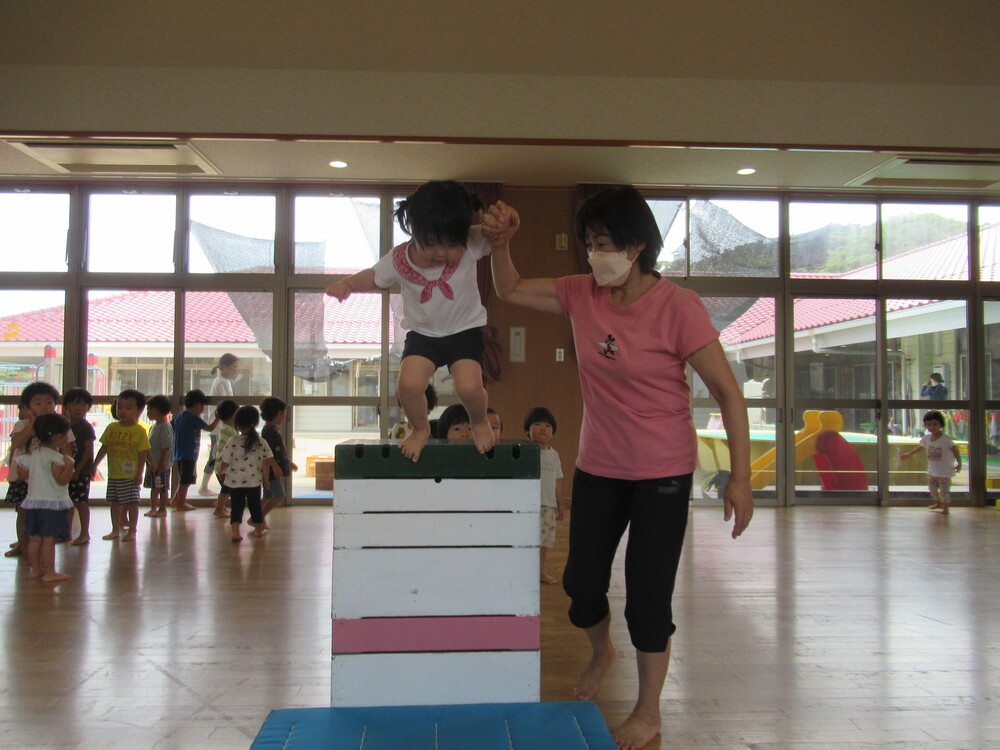 巧技台からジャンプをする
