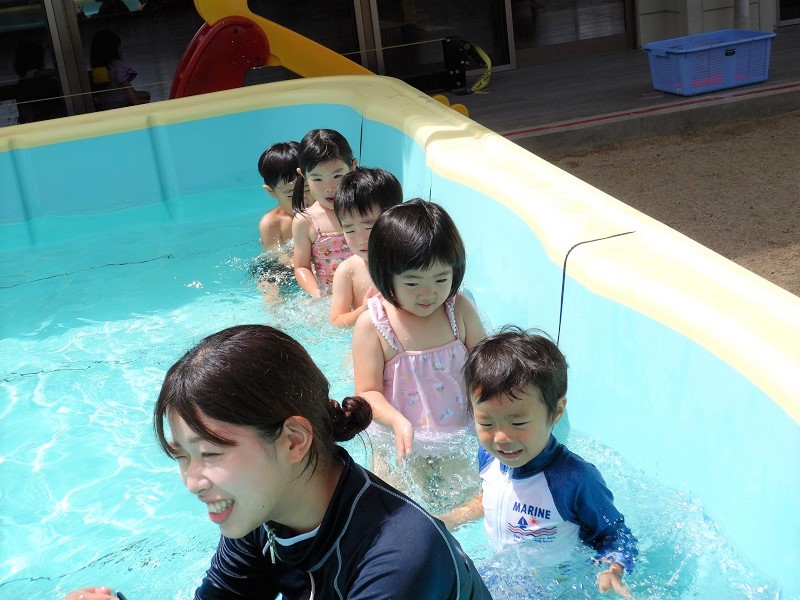 水をかける子どもたち