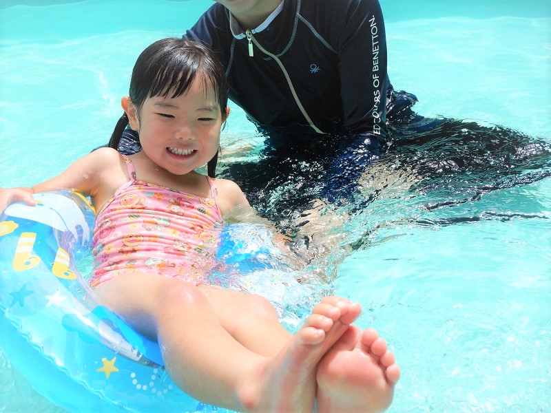 浮き輪で遊ぶ女の子