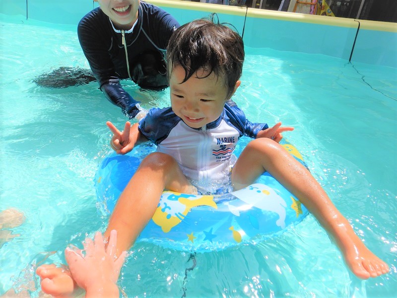 浮き輪で遊ぶ男の子