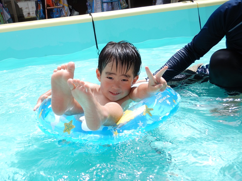 浮き輪で遊ぶ男の子