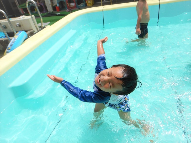 プールで踊る男の子