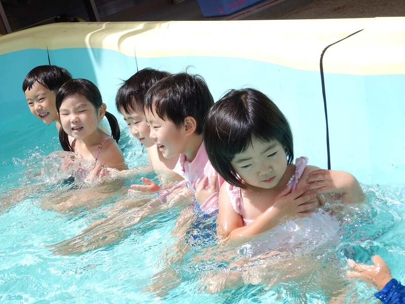 プールで遊ぶ子どもたち