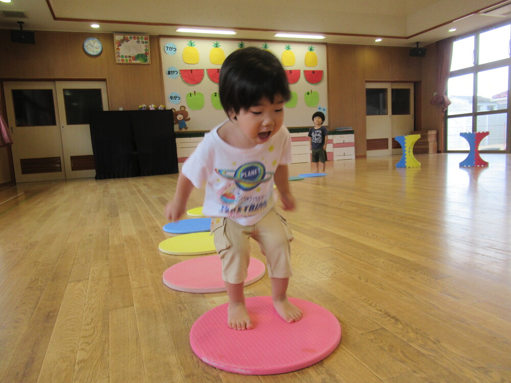両足ジャンプをしている