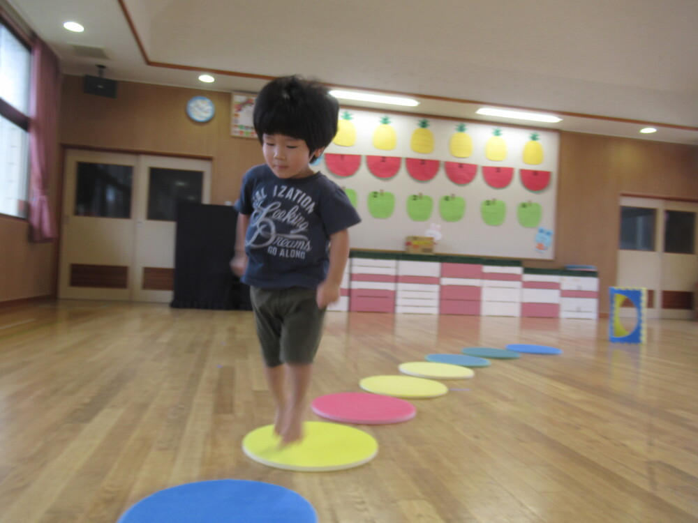 両足ジャンプをしている