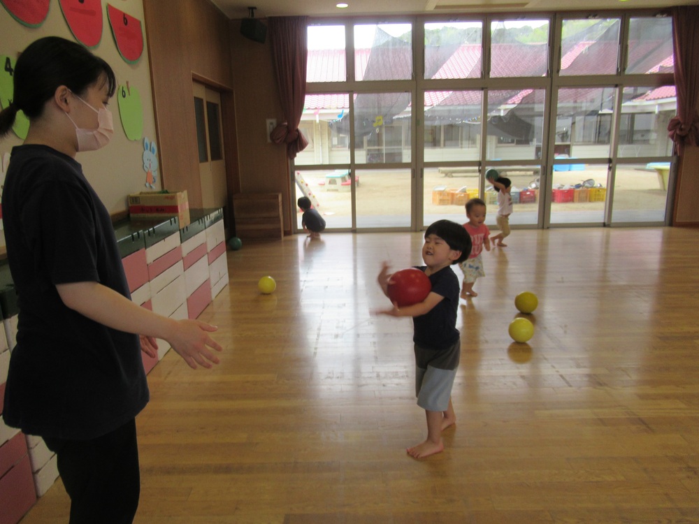 ボールで遊んでいる
