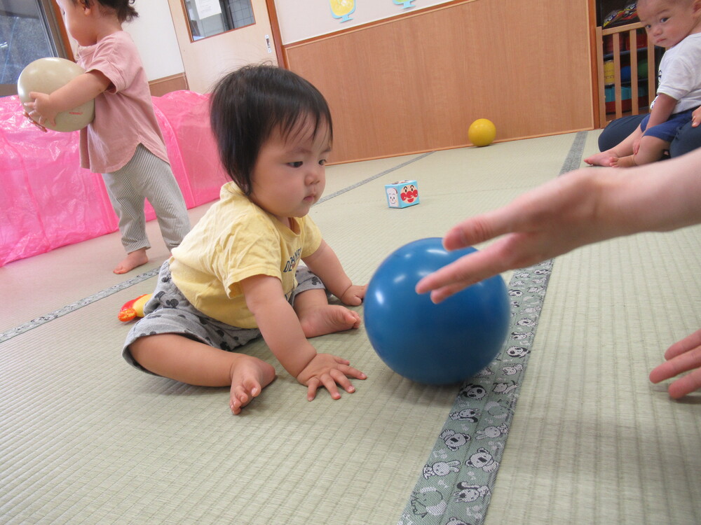 ボールを見つめる男の子