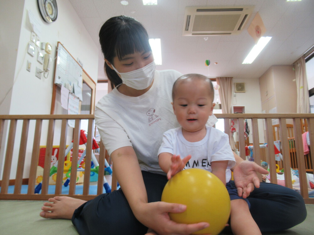 ボールを触る男の子