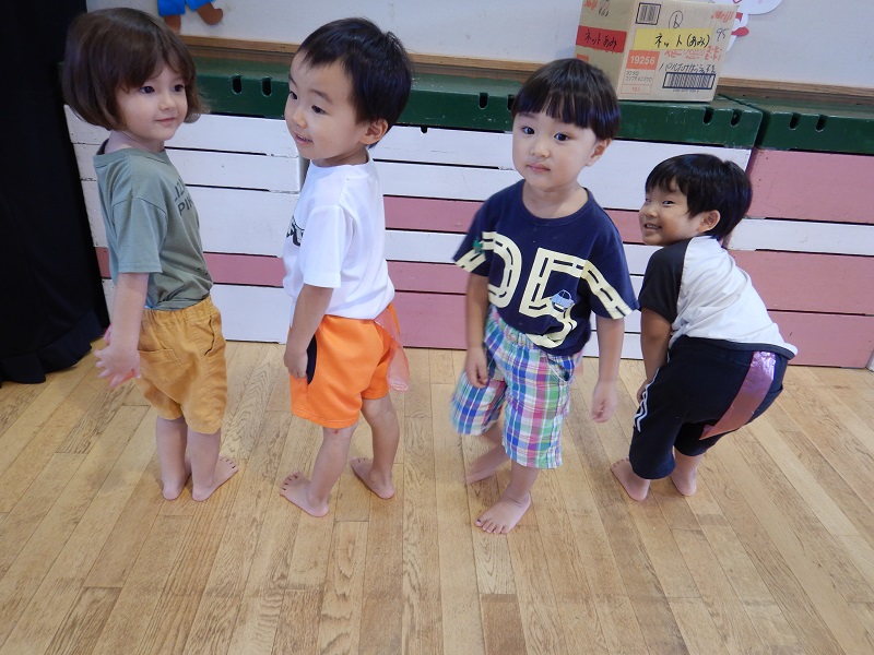しっぽを付ける子どもたち