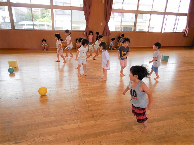 転がしドッジをする子どもたち