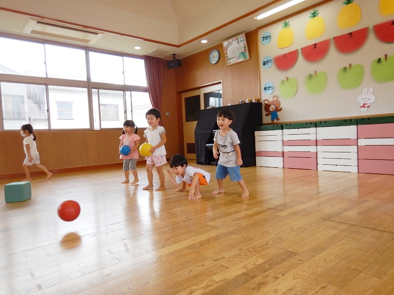 転がしドッヂをする子ども