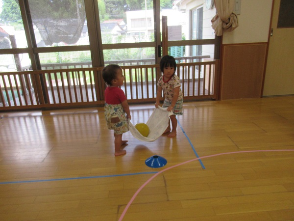 タオルにボールを乗せてコーン回る男の子女の子