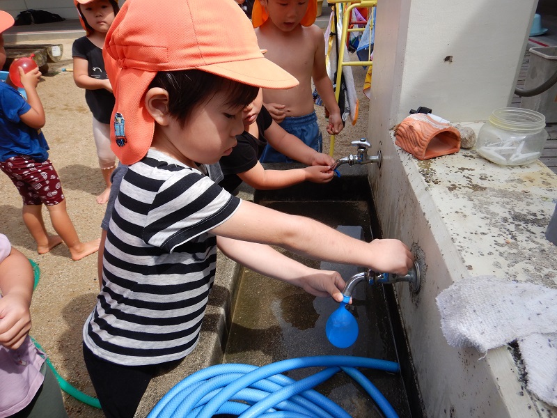 水風船を作る様子