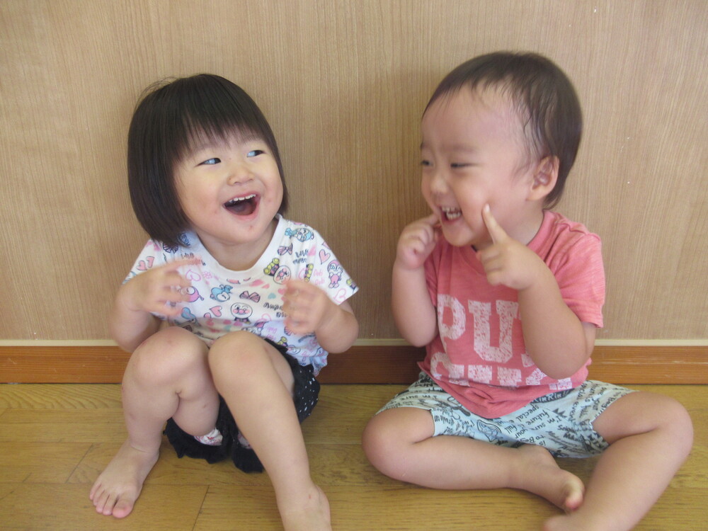 2人で笑っている