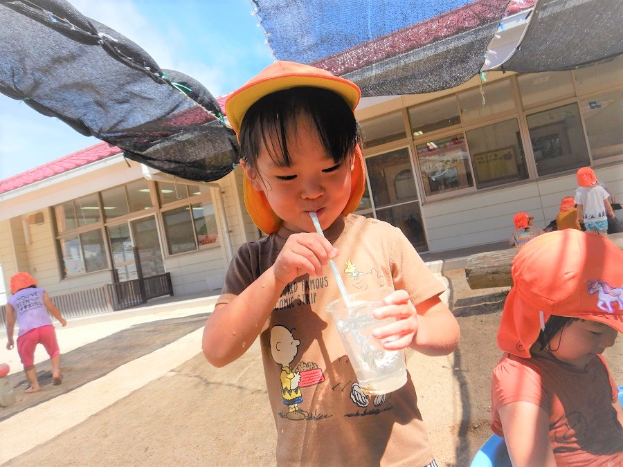 泥んこあそびをする子ども