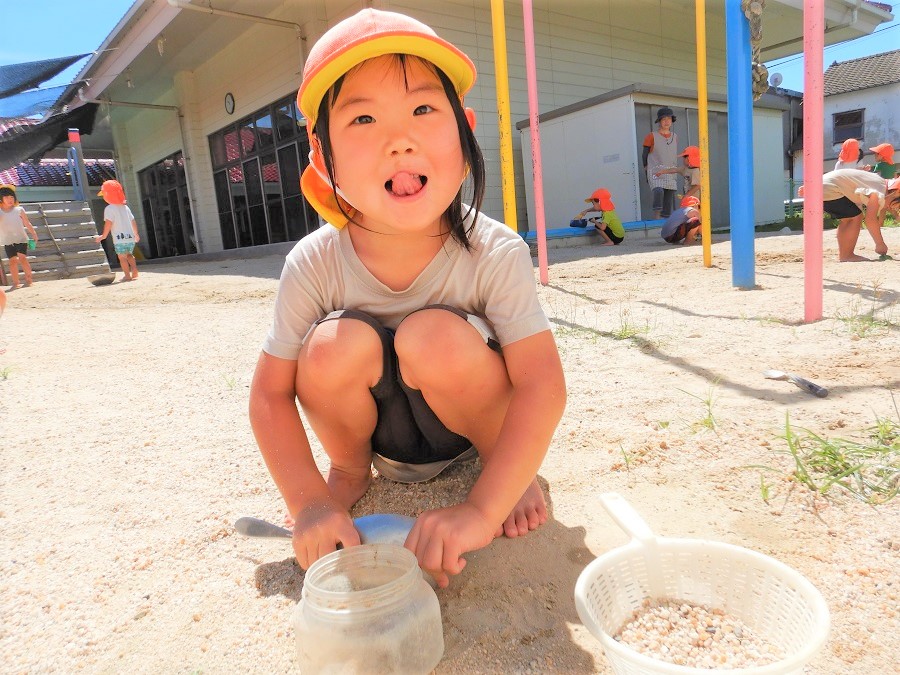 おままごとをして遊ぶ子ども