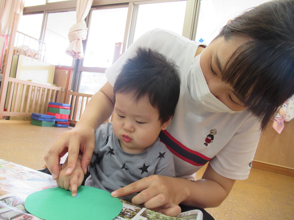 男の子がシールを貼る