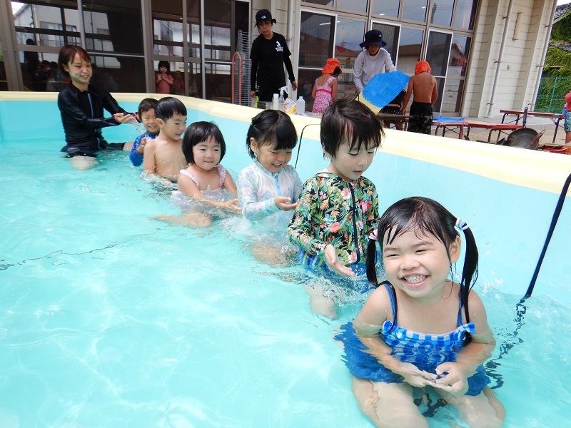 水を掛け合う子どもたち