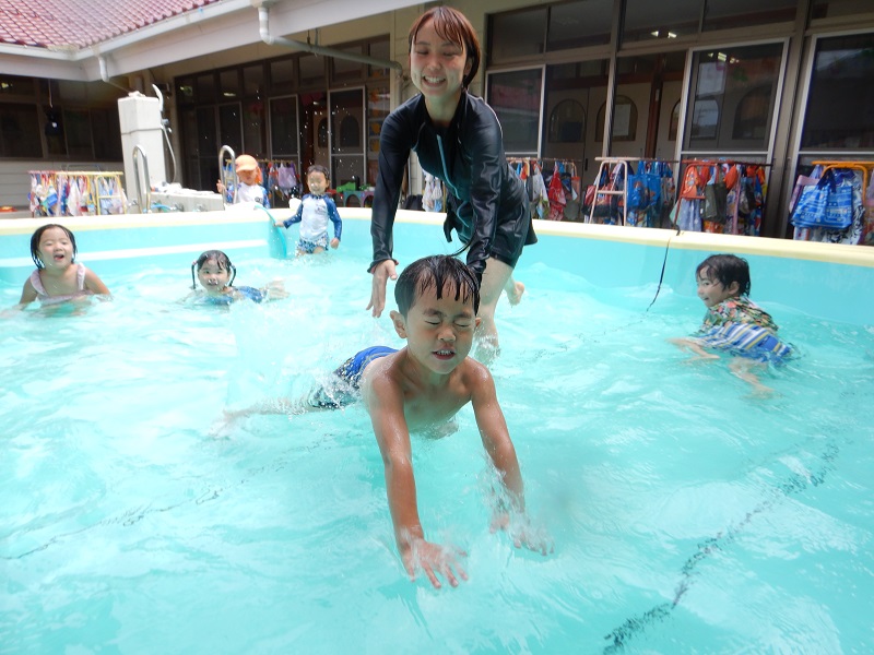 水に飛び込む男の子