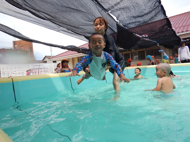 水に飛び込む男の子