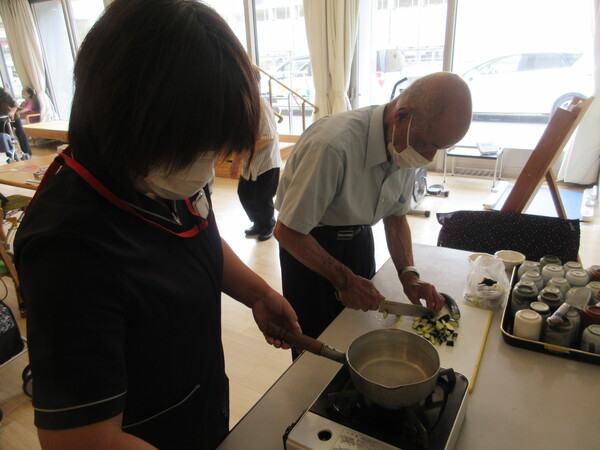 茄子を切っている様子