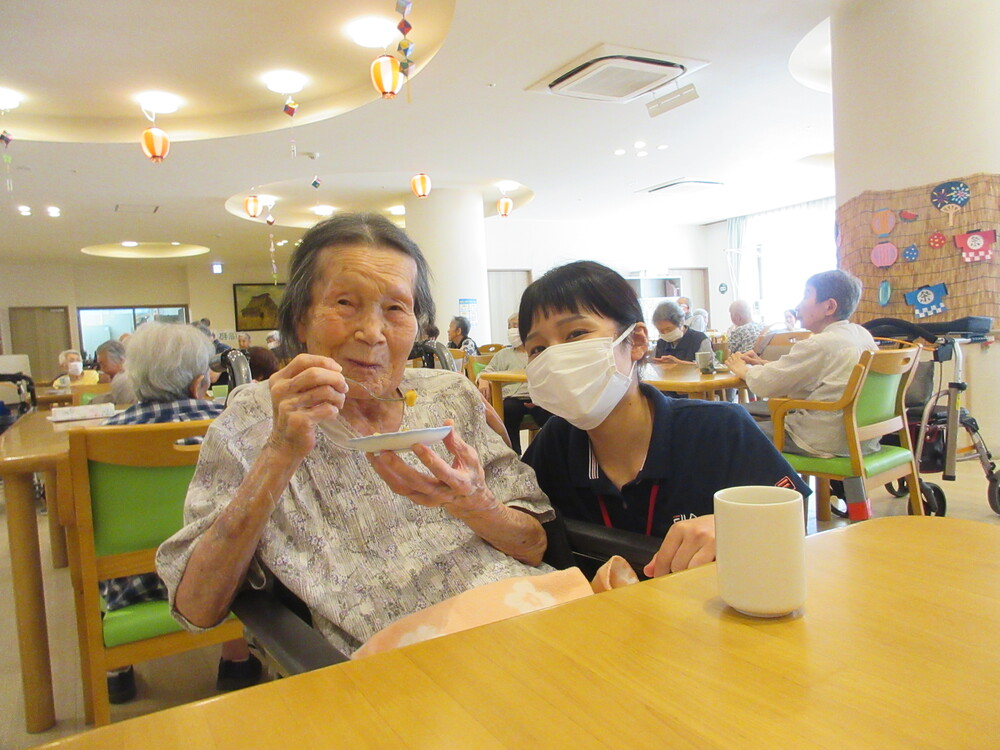 団子を食べている様子