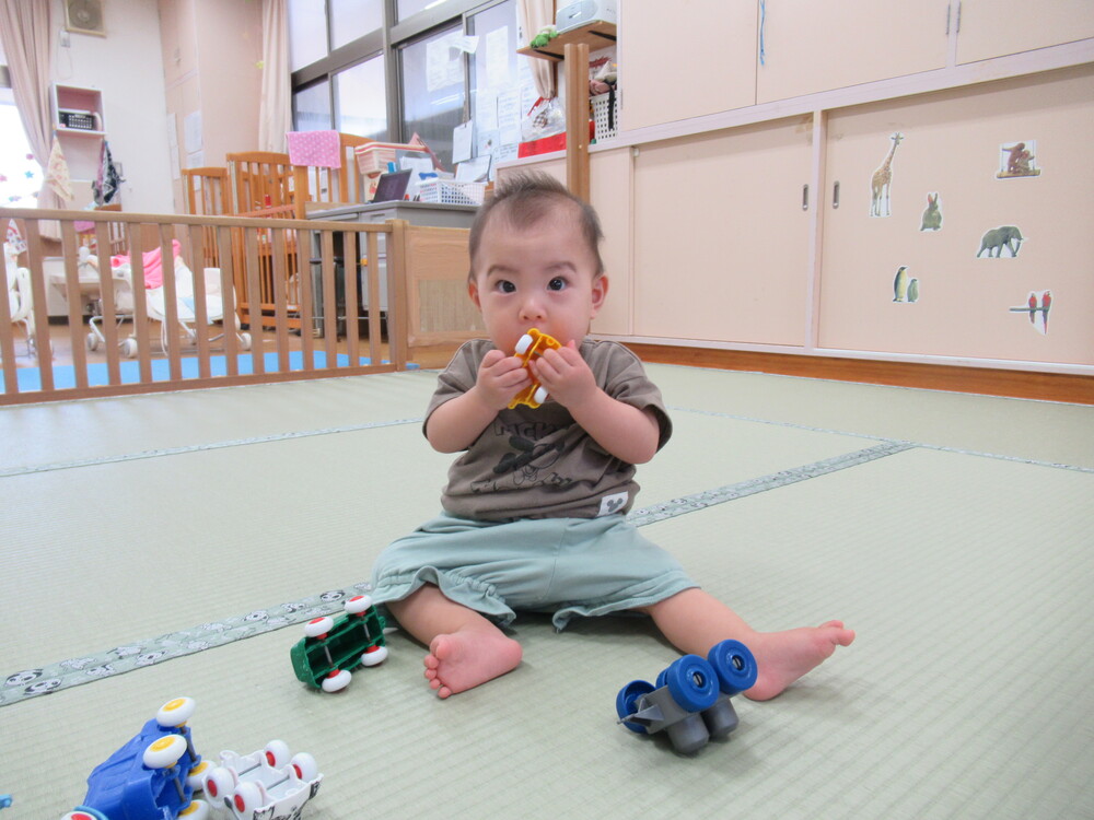 車のおもちゃで遊ぶ女の子