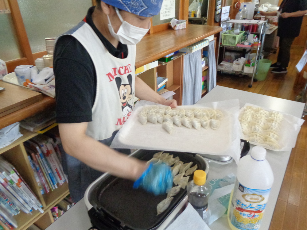 餃子を焼く