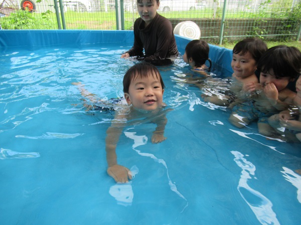 ワニさん歩きをする男の子