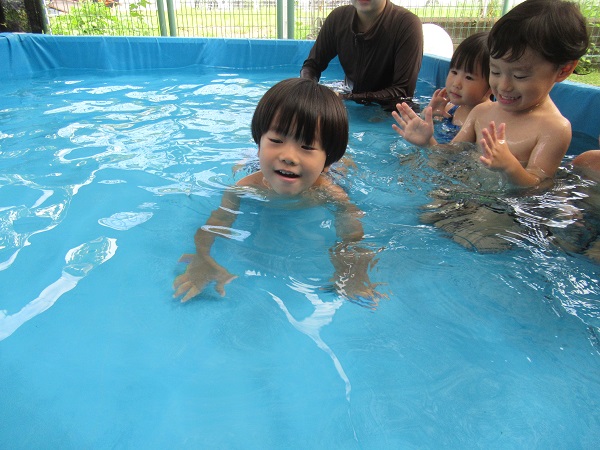 ワニさん歩きをする男の子