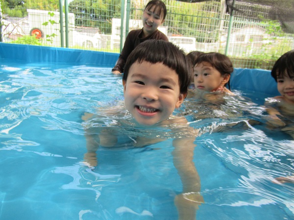 ワニさん歩きをする男の子