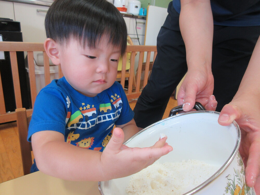 小麦粉を触っている