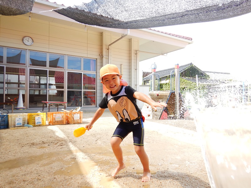 水あそびをする子ども