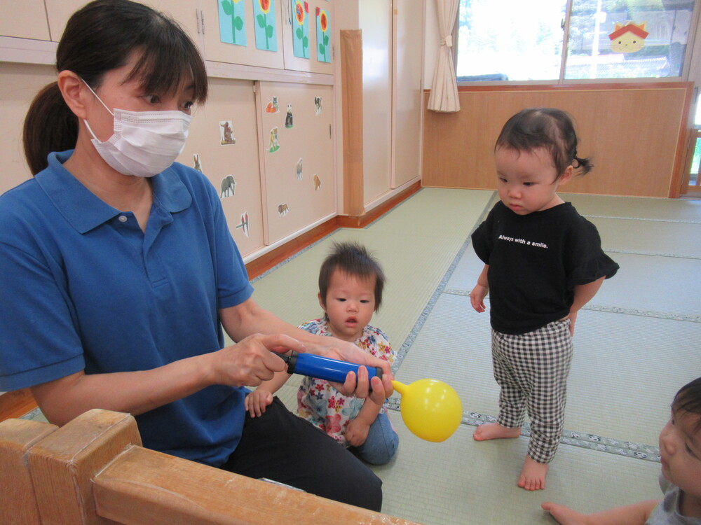 風船が膨らむのを見る