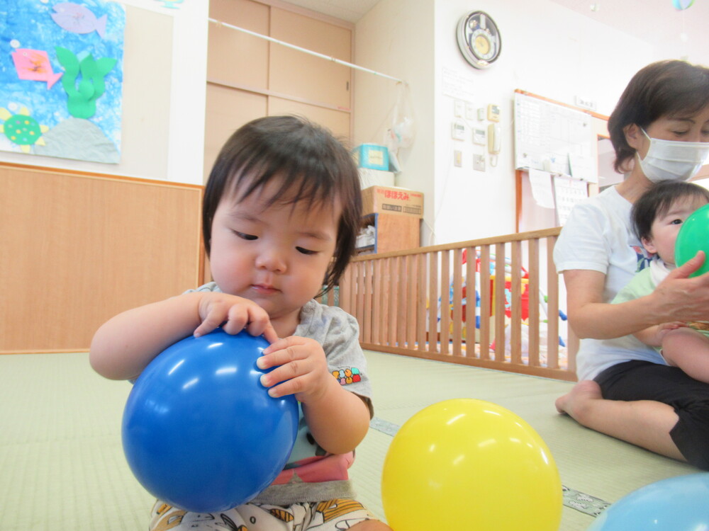 男の子が風船を触っている