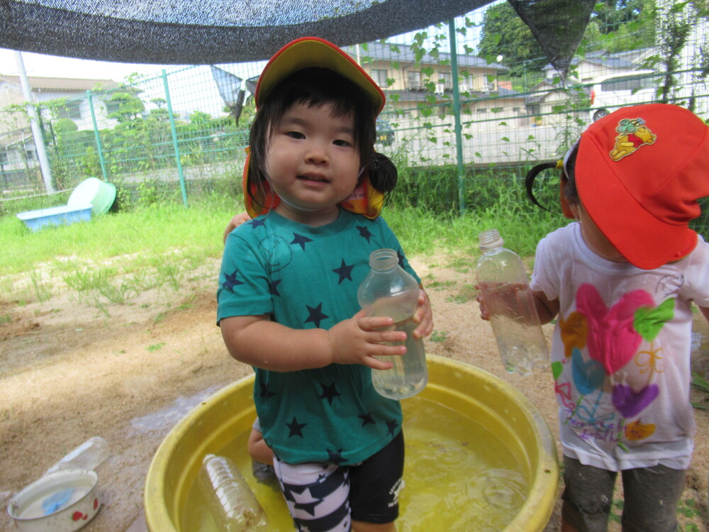 水で遊んでいる