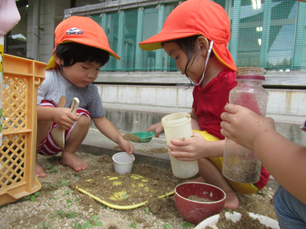 泥んこ遊びをしている