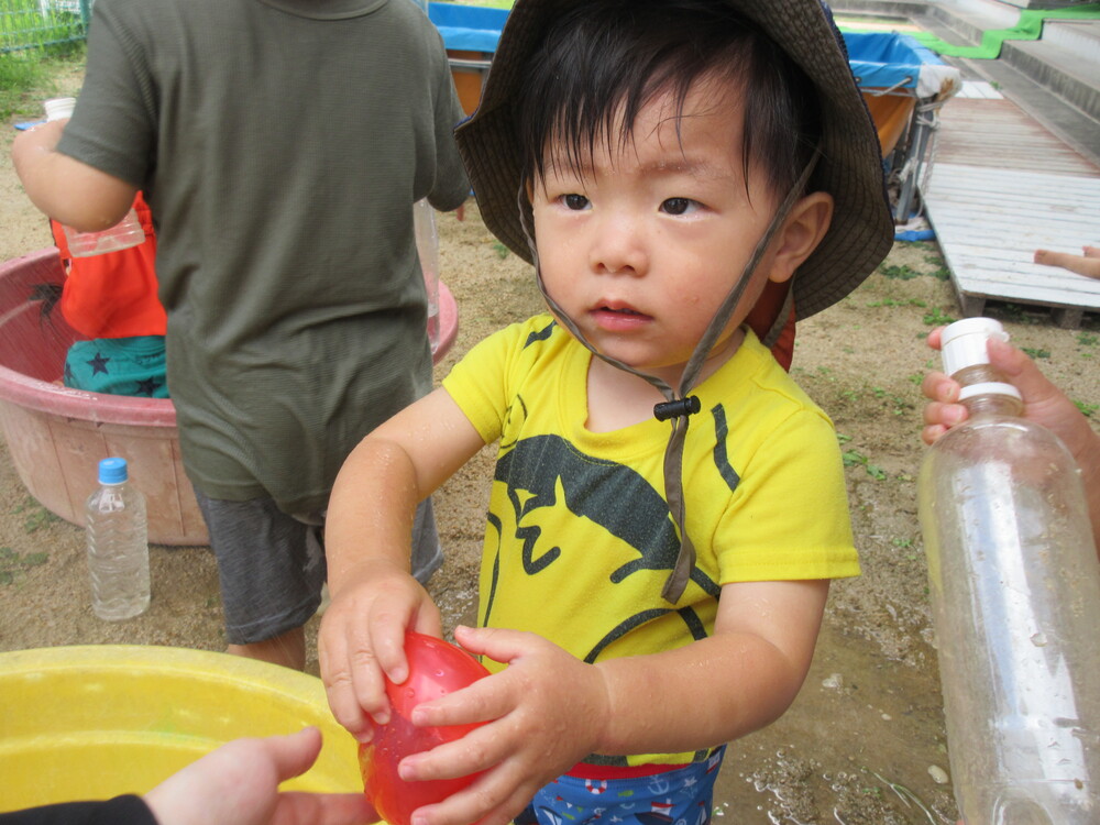 水風船で遊ぶ