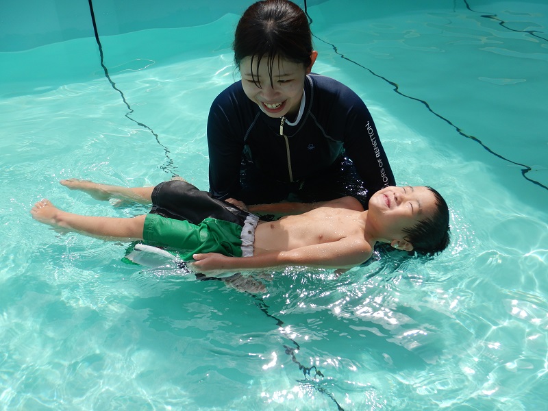 プールで浮かぶ子ども