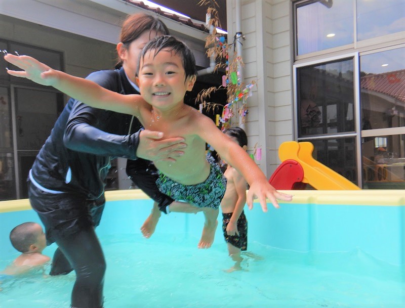 プールで遊ぶ子ども